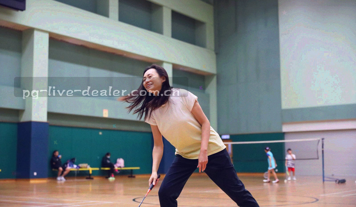 信封与桌台编号标签并排放在深色桌面上，冷蓝加金色调的俯拍局部